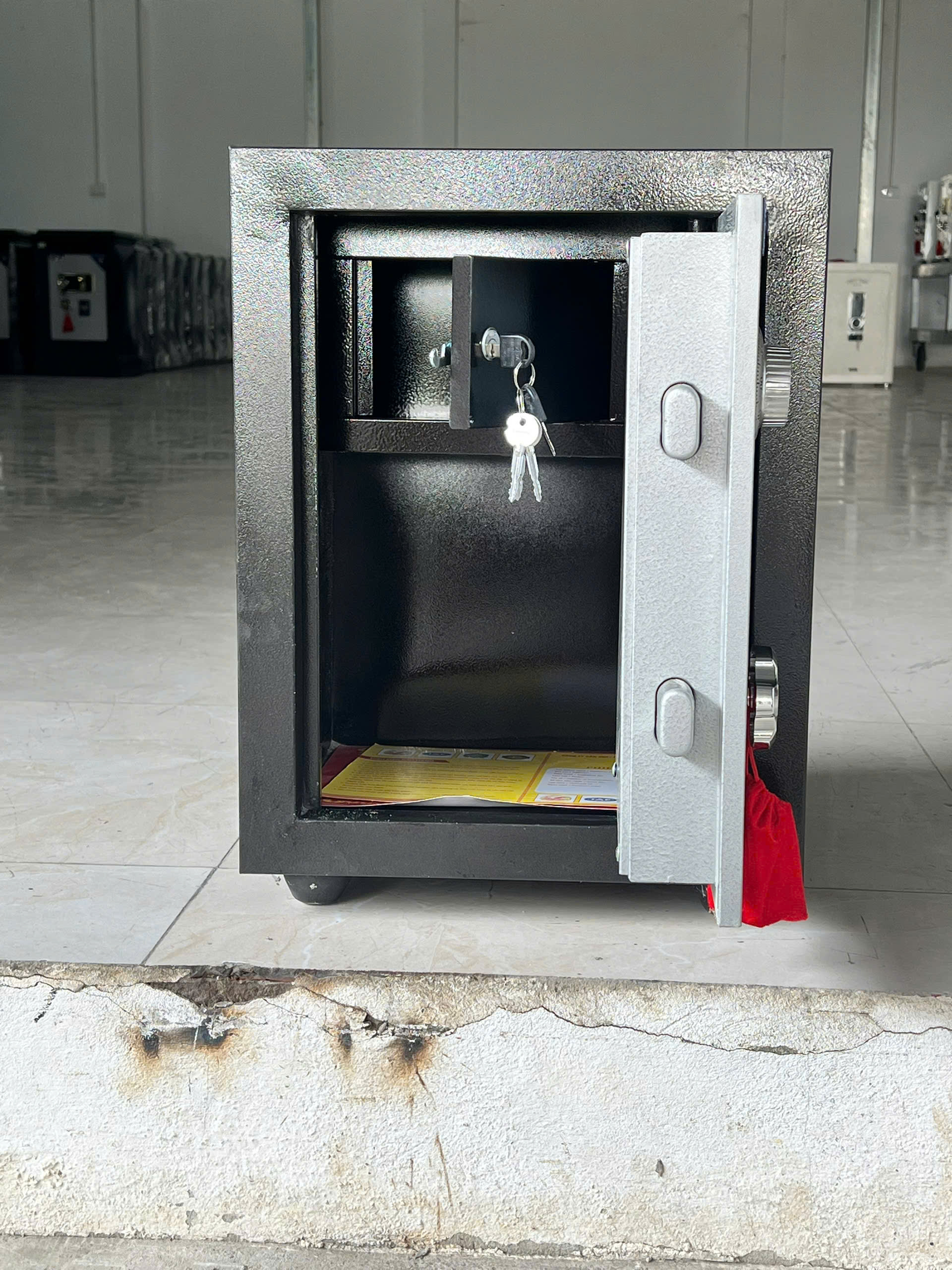 Két Sắt Việt Tiệp Mẫu K25 Khóa cơ Két Sắt Việt Tiệp Mẫu K25 Khóa cơ
