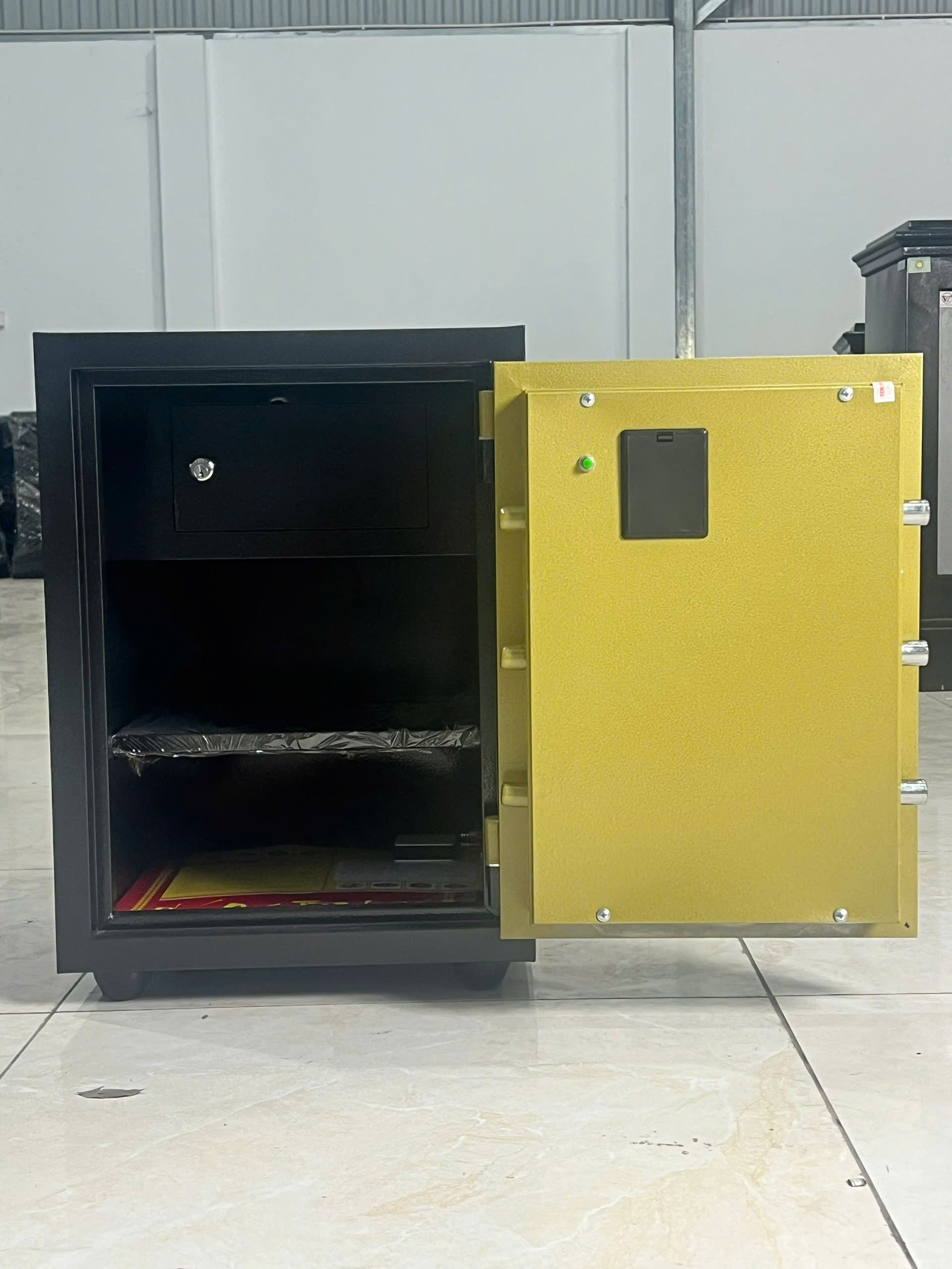 Két sắt VT 56 ĐTVT cánh vàng Két sắt VT 56 ĐTVT cánh vàng