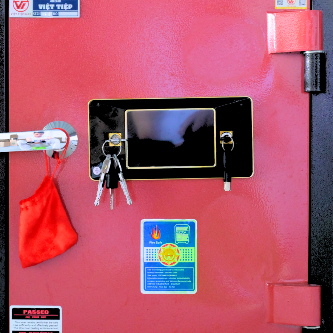 Két sắt Việt Tiệp Mẫu KV61 khóa điện tử cánh đỏ Két sắt Việt Tiệp Mẫu KV61 khóa điện tử cánh đỏ